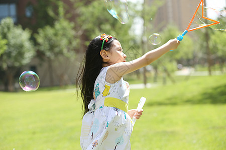 高兴彩色图片可爱的小女孩在户外玩耍图片