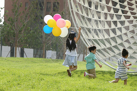 仅儿童气球彩色图片快乐儿童在户外玩耍图片