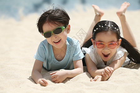 眼镜相伴友谊儿童在沙子里玩耍图片