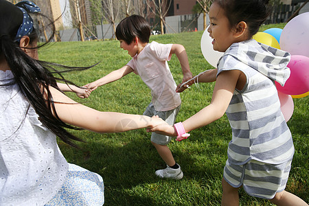 水平构图友谊亚洲人快乐儿童在草地上玩耍图片