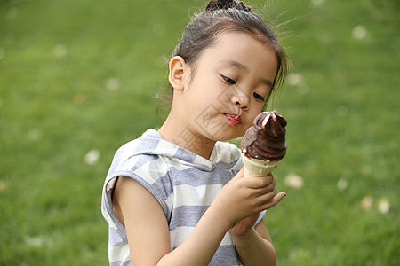 儿童高兴凉爽小女孩吃冰淇淋图片