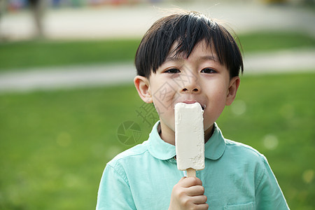 半身像彩色图片东方人小男孩吃冰棍图片