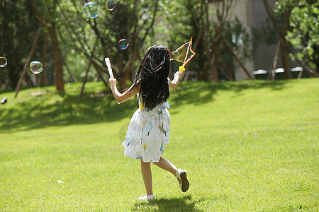 健康生活方式东方人亚洲人小女孩在户外玩耍图片