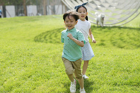 草地奔跑摄影快乐童年儿童在草地上玩耍背景