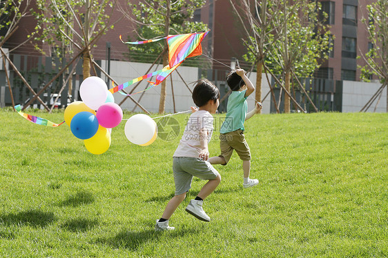 两个人水平构图仅儿童快乐儿童在户外玩耍图片