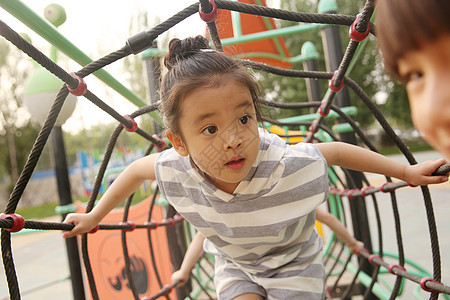 绳索5到6岁人快乐儿童在户外玩耍图片