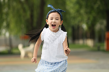 发饰休闲装东方人小女孩在户外玩耍图片