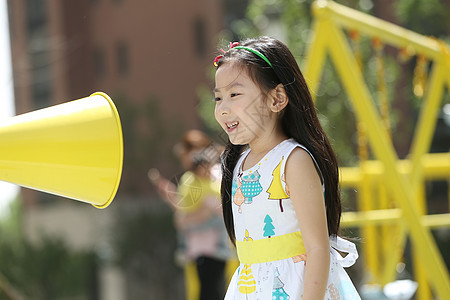 幸福健康生活方式裙子小女孩在户外玩耍图片