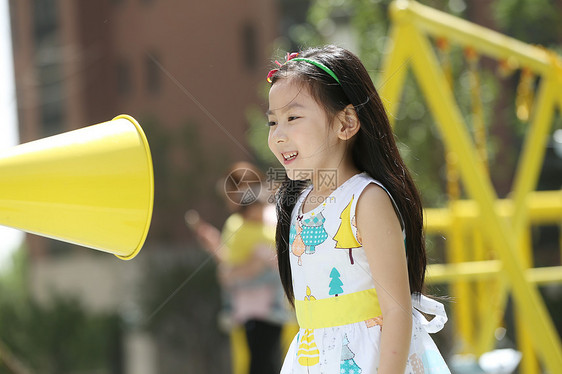 幸福健康生活方式裙子小女孩在户外玩耍图片