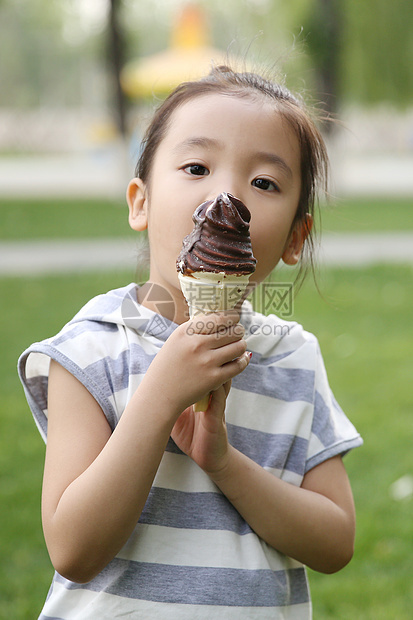 学龄前儿童注视镜头小女孩吃冰淇淋图片