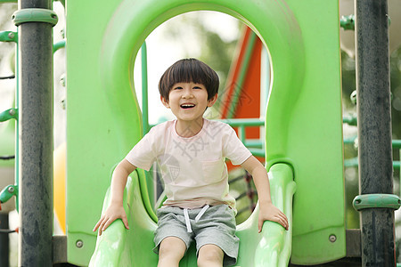 玩耍水平构图亚洲人小男孩在户外玩滑梯图片