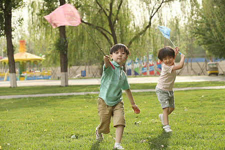 相伴可爱的游乐场儿童在草地上玩耍图片