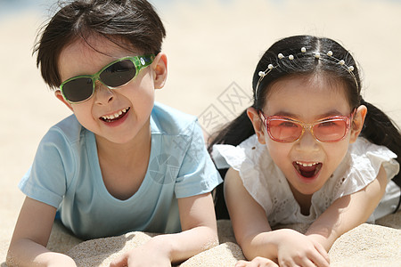 白昼可爱的学龄前儿童儿童在户外玩沙子图片