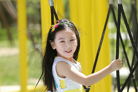 3岁到4岁休闲活动绳索快乐儿童在户外玩耍图片