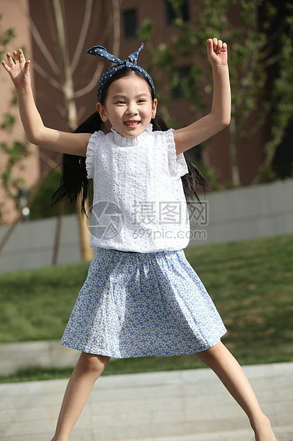 高兴亚洲人仅儿童小女孩在户外玩耍图片