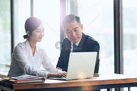 轻松的办公环境青年女人商务人士在讨论工作图片