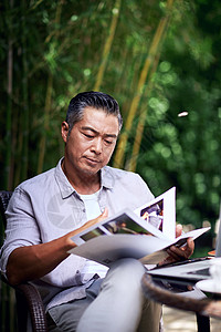 成熟男士的休闲生活图片