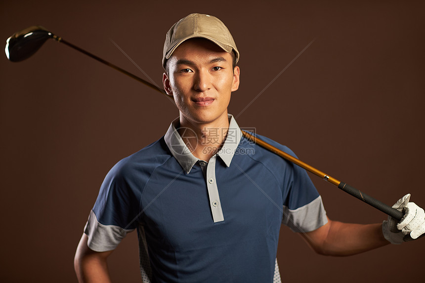 打高尔夫球的运动员图片