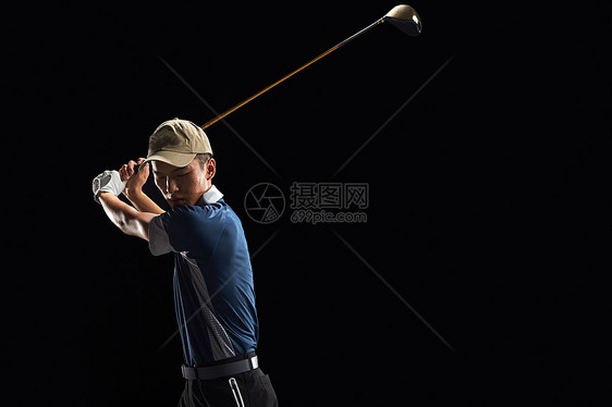 站着挥高尔夫球杆的男人图片