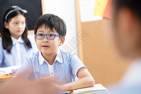 书桌未成年学生幸福小学生在教室里图片