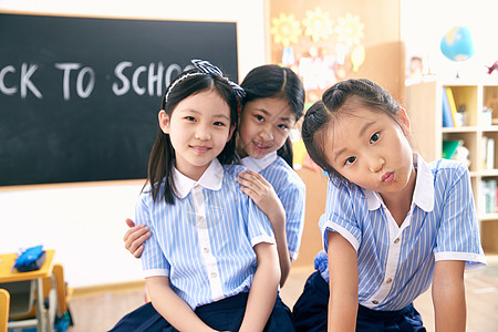 彩色图片智慧黑板可爱的小学女生在教室里背景图片