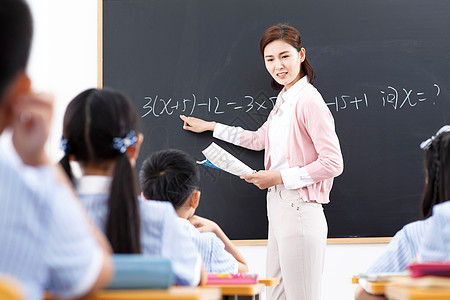 女人天真在校生女教师和小学生们在教室里图片