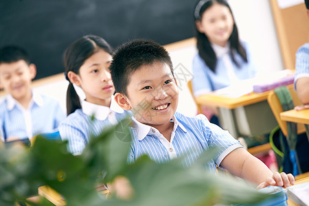 认真的小学生在教室里上课背景图片