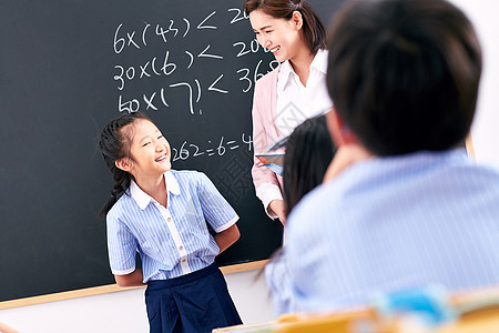 女教师和小学生们在教室里上课图片