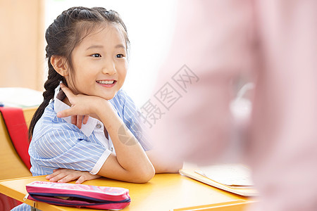 可爱的快乐小学女生在教室里图片