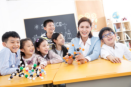 欢乐女教师和小学生在教室里图片