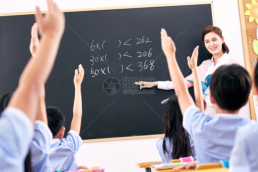 女教师和小学生们在教室里上课回答高清图片下载-正版图片501982796-摄图网