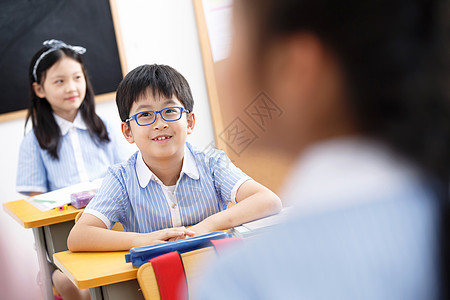 欢乐小学生在教室里图片