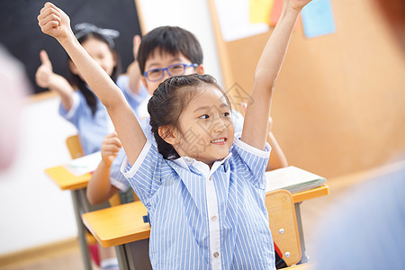 认真的小学生在教室里图片