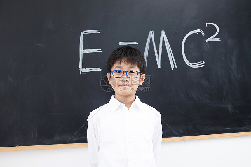 科学仅儿童物理小学男生站在黑板前图片