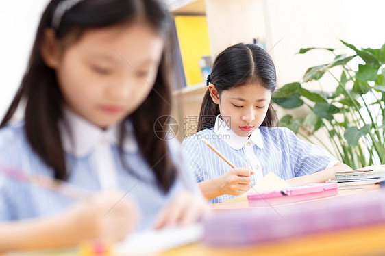 学习校服希望可爱的小学女生在教室里图片