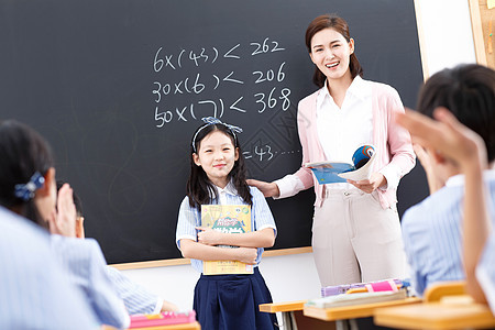 课桌梦想关爱女教师和小学生们在教室里图片