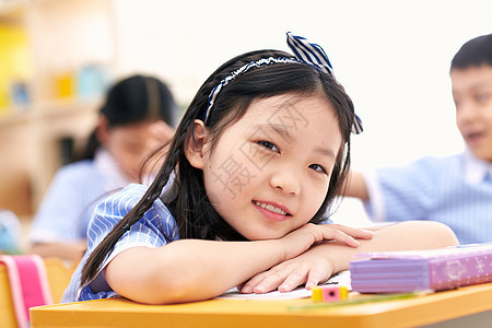 彩色图片童年校服小学女生在教室里图片