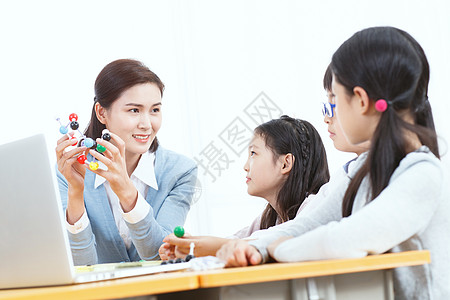 天真学校男孩女教师和小学生使用电脑图片