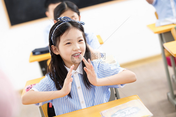 现代幸福仅儿童小学女生在教室里图片
