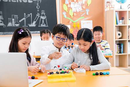 物理小学生在教室里使用电脑图片