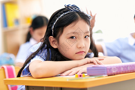 认真的小学女生在教室里上课图片