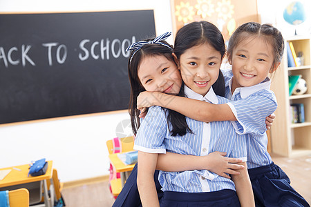 可爱的小学女生在教室里课间休息图片