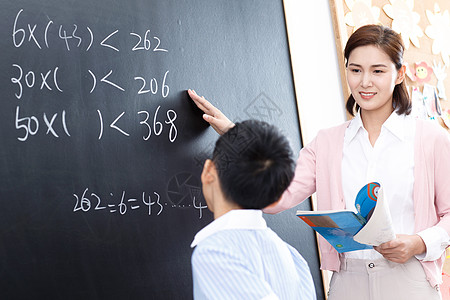 勤奋女教师和小学生们在教室里上课图片