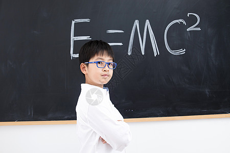 学习物理小学男生站在黑板前形象背景
