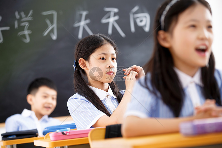 小学生在教室里上课高清图片下载-正版图片501982911-摄图网