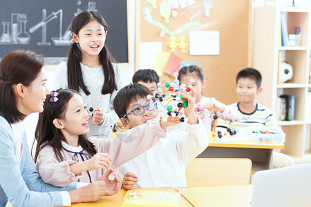 智慧学习快乐活力成长女教师和小学生在教室里背景