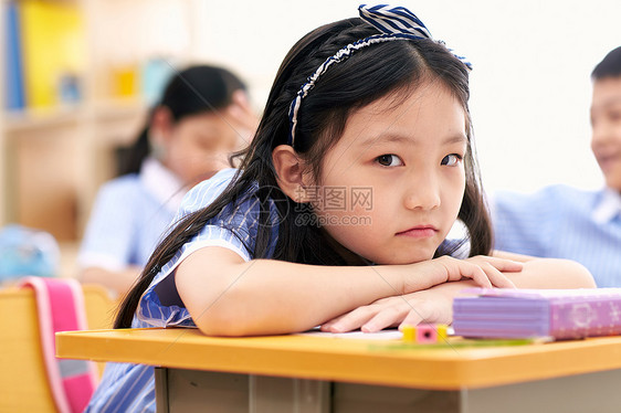 半身像水平构图学龄儿童小学女生在教室里图片