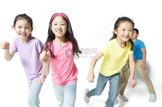 轻松相伴感知欢乐的小学生奔跑图片