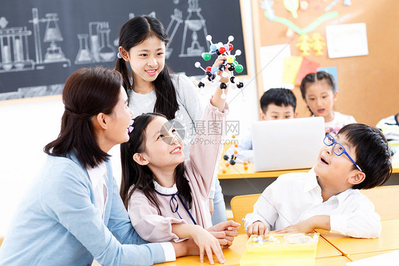 东方人小学男生友谊女教师和小学生在教室里图片