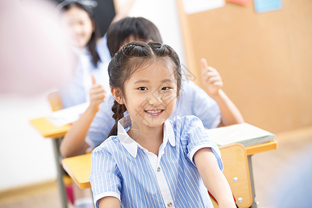 教科书小学女生努力小学生在教室里图片